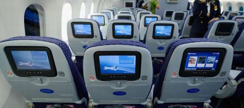 Ramai tak tahu ada kamera terpasang di belakang kerusi penumpang, syarikat penerbangan pun mengakuinya