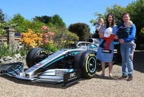 Lewis Hamilton ‘hantar’ kereta F1, trofi kepada pesakit kanser