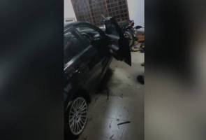 Kereta terbabas, rempuh dinding rumah