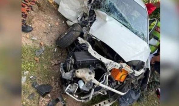 Suami maut, isteri cedera dalam nahas dua kereta di Batu Pahat
