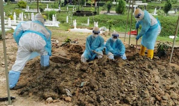 Kisah penggali kubur: ‘Kasihan, jenazah pesakit COVID-19 tidak boleh ditatap, dicium…’