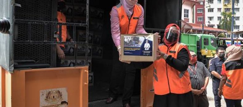 KPWKM agih bakul makanan kepada penduduk PPR Desa Rejang