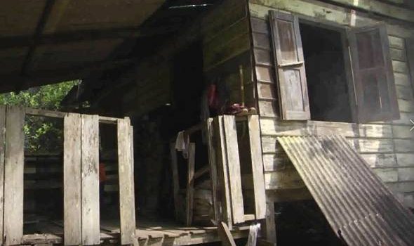 Tidak mampu baiki rumah, 7 beranak berteduh di rumah usang