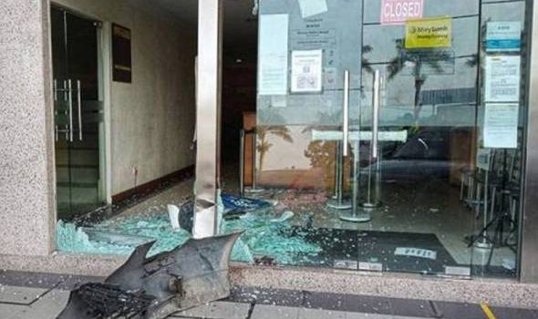 Kereta dipandu warga asing rempuh bank