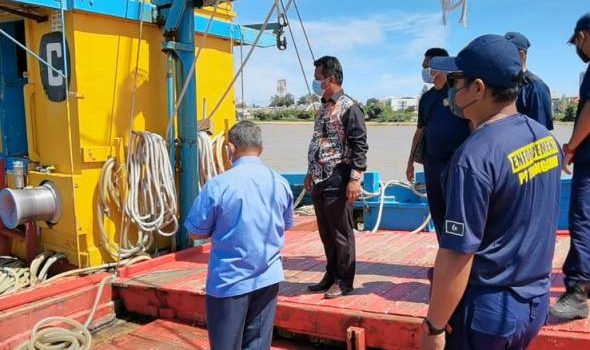 Jabatan Perikanan Terengganu berkas bot nelayan tempatan ceroboh perairan