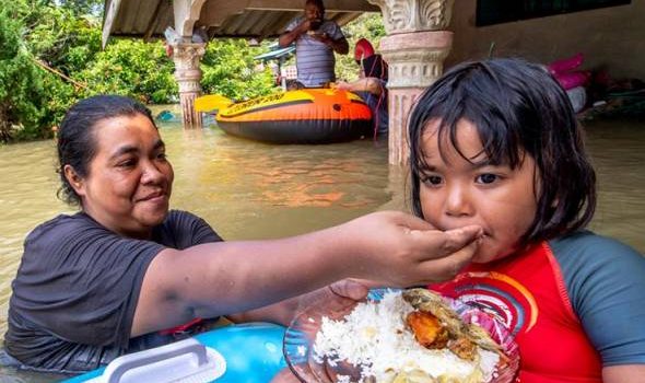 Banjir Kelantan: Bukan enggan berpindah, tetapi PPS penuh – Penduduk